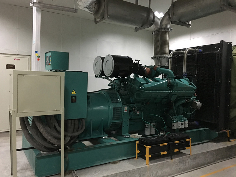 巴中規(guī)劃館一臺(tái)900KW康明斯機(jī)房現(xiàn)場
