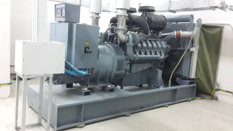新都區(qū)文廣中心一臺(tái)800KW德國曼機(jī)房現(xiàn)場